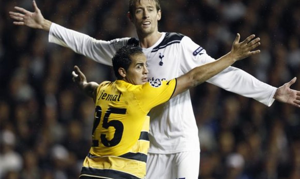 P.Crouchas (balta apranga) „Tottenham Hotspur“ klubui pelnė tris įvarčius