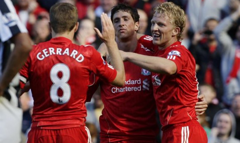 Pergalingą įvartį „Liverpool“ klubui pelnė F.Torresas (viduryje)