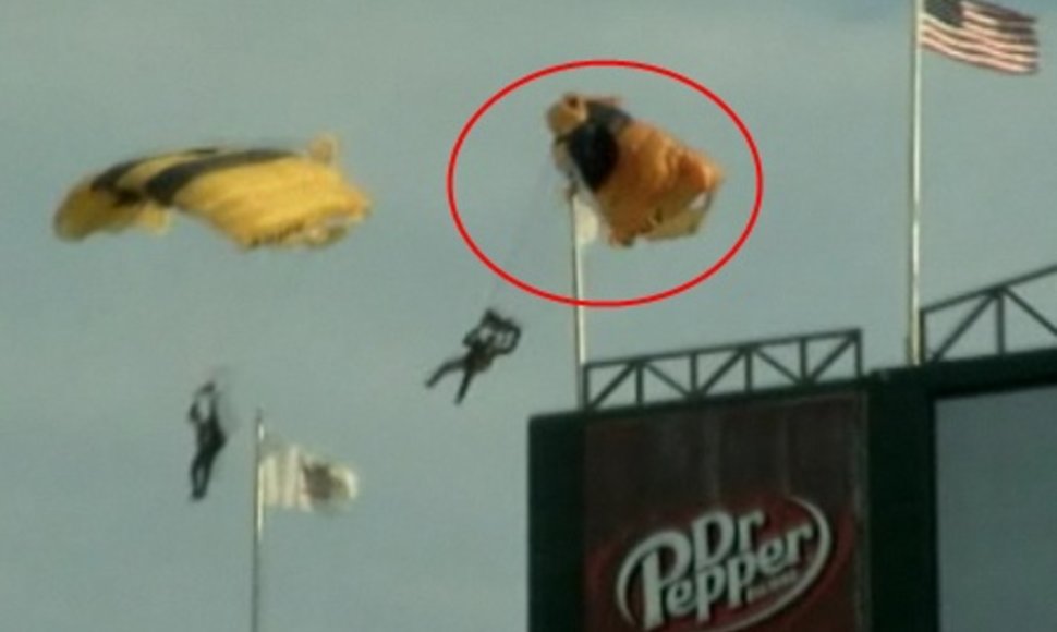 Parašiutininkas pakibo ant vėliavos stulpo