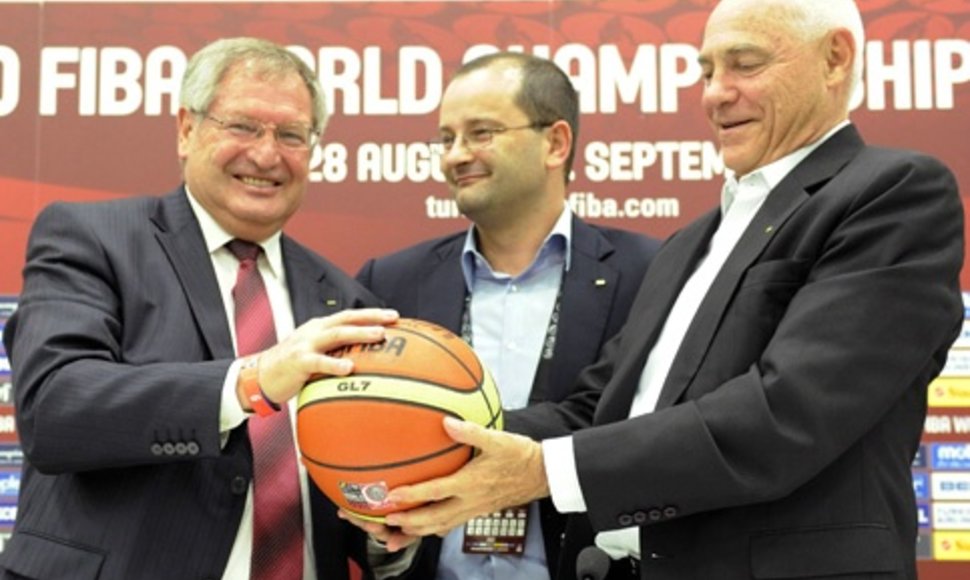 Naujasis FIBA prezidentas Y.Maninis, FIBA generalinis sekretorius P.Baumannas ir buvęs prezidentas B.Elphinstonas
