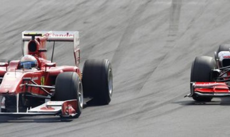 F.Alonso (kairėje) aplenkė J.Buttoną