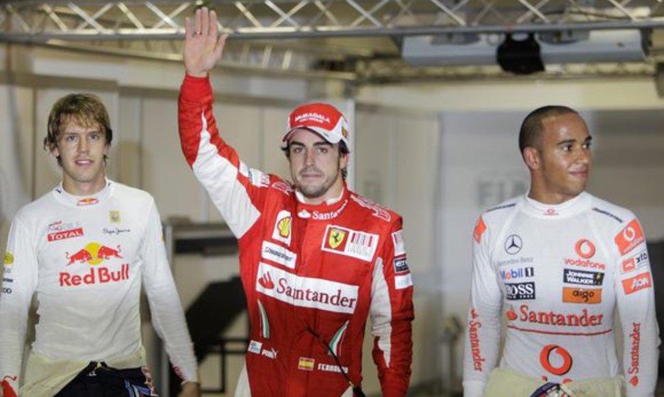 Kvalifikacijos nugalėtojai – F.Alonso (c.), S.Vettelis (k.) ir L.Hamiltonas