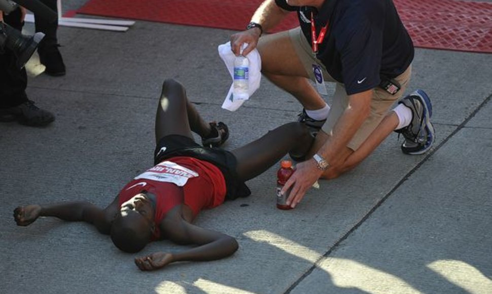 Po pergalingo finišo S.Wanjiru prireikė medikų pagalbos