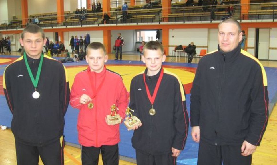 Joniškiečiai po apdovanojimų (iš kairės) R.Zablockis, Donatas ir Darius Gudmonai bei treneris R.Keršys