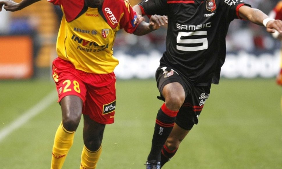 „Racing Lens“ (kairėje) ir „Stade Rennes“ komandų dvikovoje įvarčių įmušta nebuvo