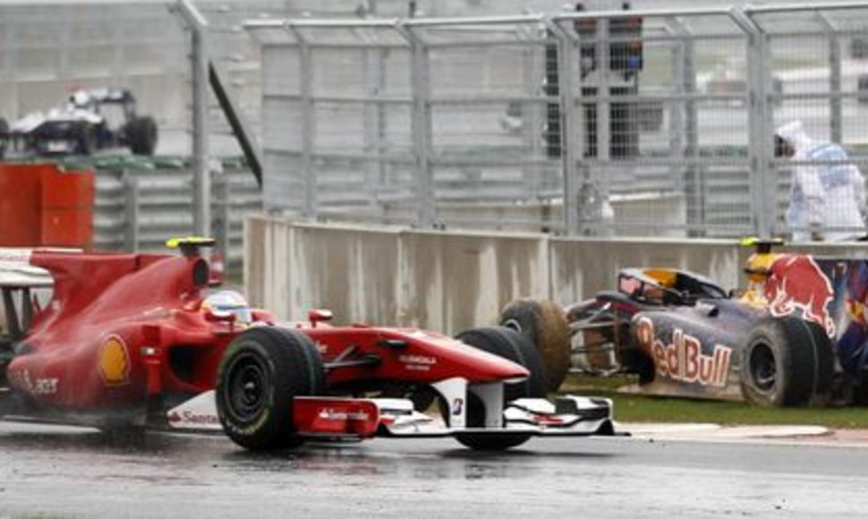 F.Alonso pralekia po sudaužytą M.Webberio bolidą