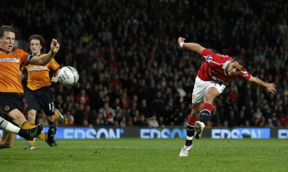 Pergalingą įvartį „Manchester United“ pelnė J.Hernandezas