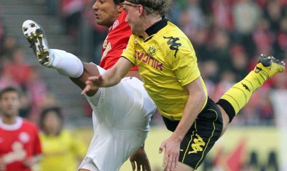 &bdquo;Borussia&ldquo; (geltona apranga) po pergalės pakilo į pirmąją vietą