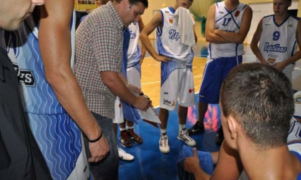 R.Vaišvila (centre) nebevadovaus „Neptūno“ komandai