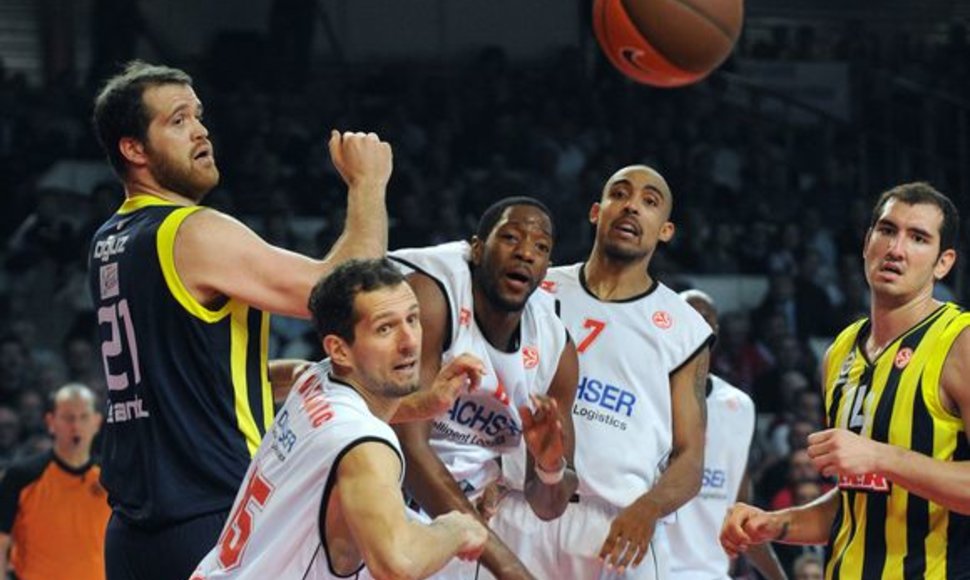 „Cholet Basket“ (balta apranga) privertė pralaimėjimo kartėlį pajusti ir „Fenerbahce“ klubą