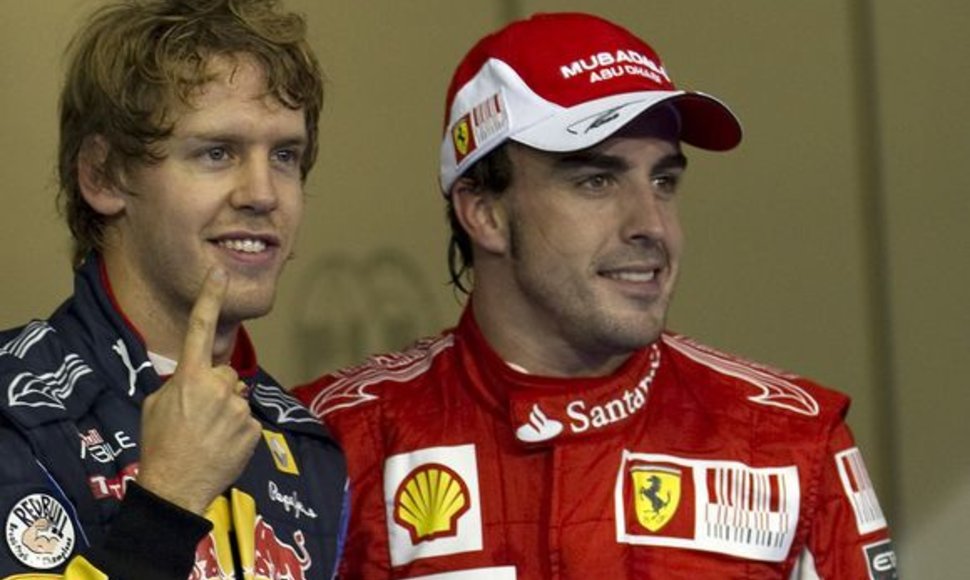 S.Vettelis (kairėje) vis dar laukia F.Alonso pasveikinimo