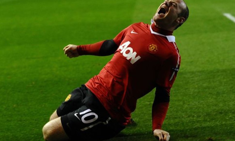 Po skandalų į aikštelę grįžusį Wayne'ą Rooney „Manchester United“ sirgaliai pasitiko prieštaringai – vieni plojo, kiti vieną komandos lyderių nušvilpė.