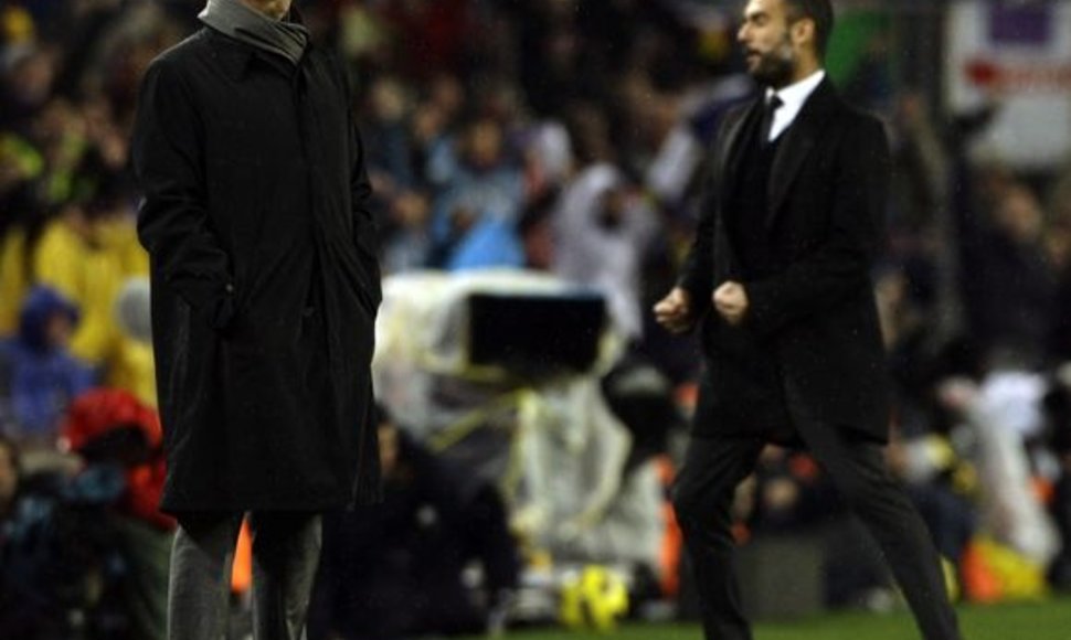 Jose Mourinho (kairėje) buvo priverstas pripažinti triuškinamą varžovo Pepo Guardiolos pranašumą