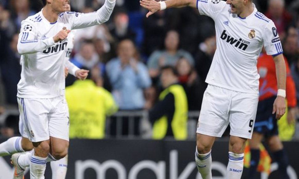 C.Ronaldo sveikina tris įvarčius pelniusį Karimą Benzemą.
