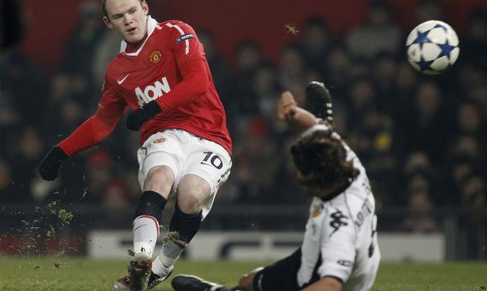 „Manchester United“ (kairėje) futbolininkams nepavyko pasiekti Čempionų lygos rekordo.