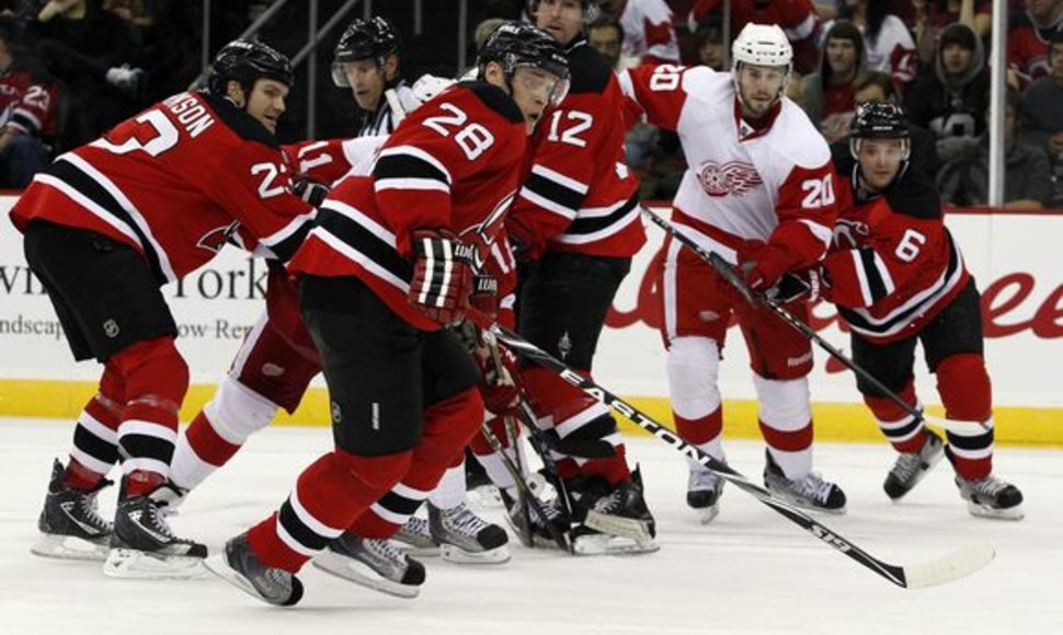 „Devils“ (raudona apranga) NHL pirmenybėse žengia priešpaskutiniai.