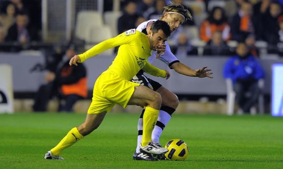 Marius Stankevičius kovoja su „Villarreal“ atakų lyderiu Giuseppe Rossi (geltona apranga).