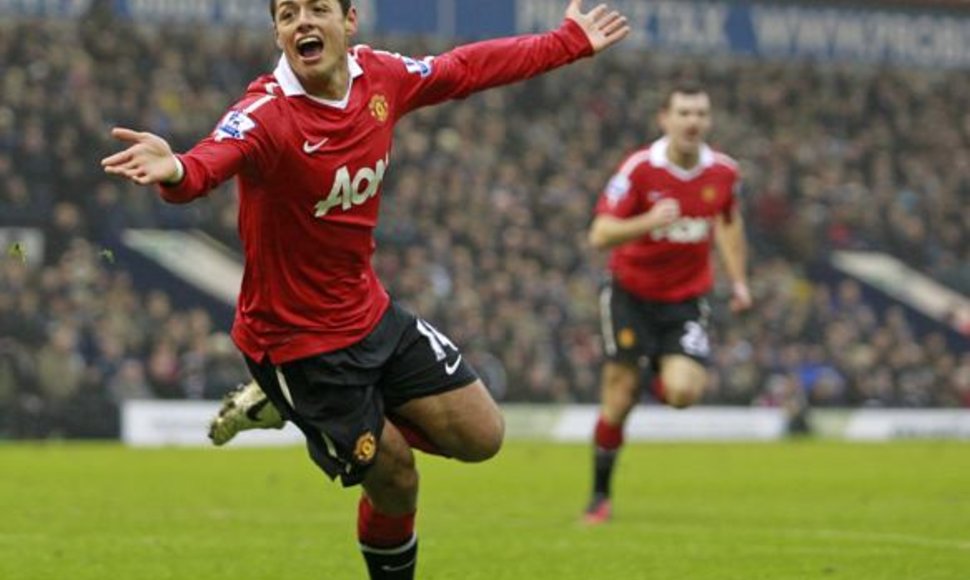 „Manchester United“ klubui pergalę padovanojo Javieras Hernandezas.