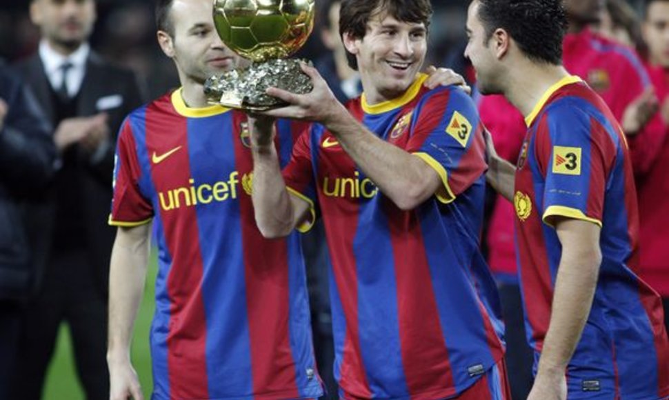 Lionelis Messi „Barcelona“ gerbėjams prieš mačą pademonstravo jam įteiktą „Auksinį kamuolį“.