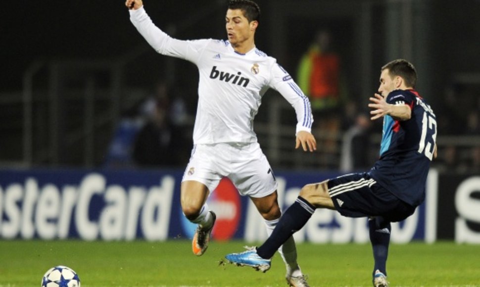 Cristiano Ronaldo (kairėje) pirmose rungtynėse su „Lyon“