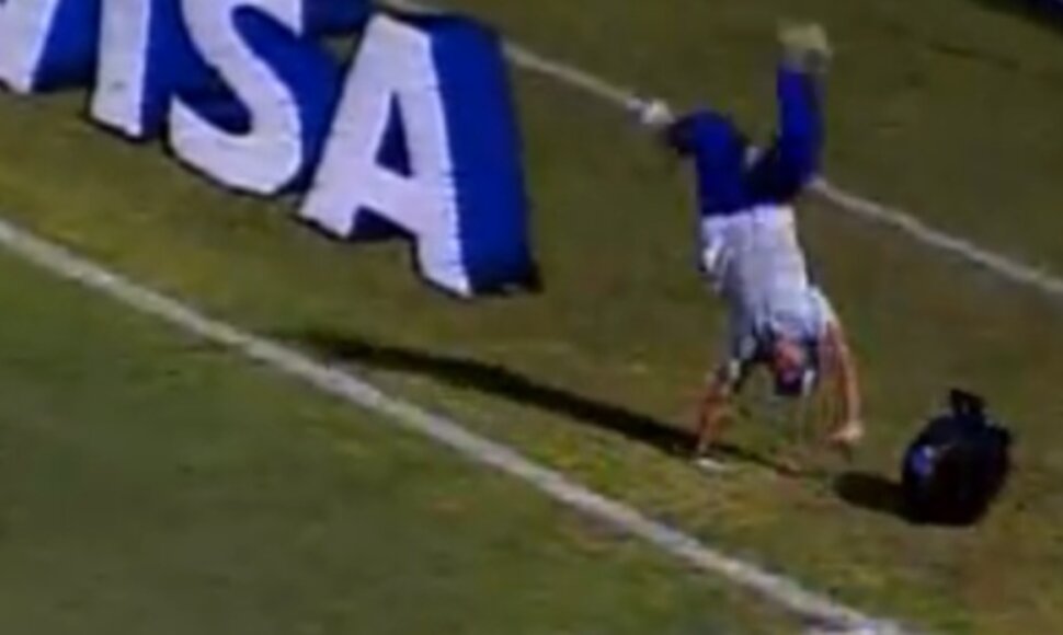 Prieš suteikdamas pagalbą traumą patyrusiam futbolininkui, Danielis „Bomba“ pirmiausia atlieka salto pasiremdamas rankomis.