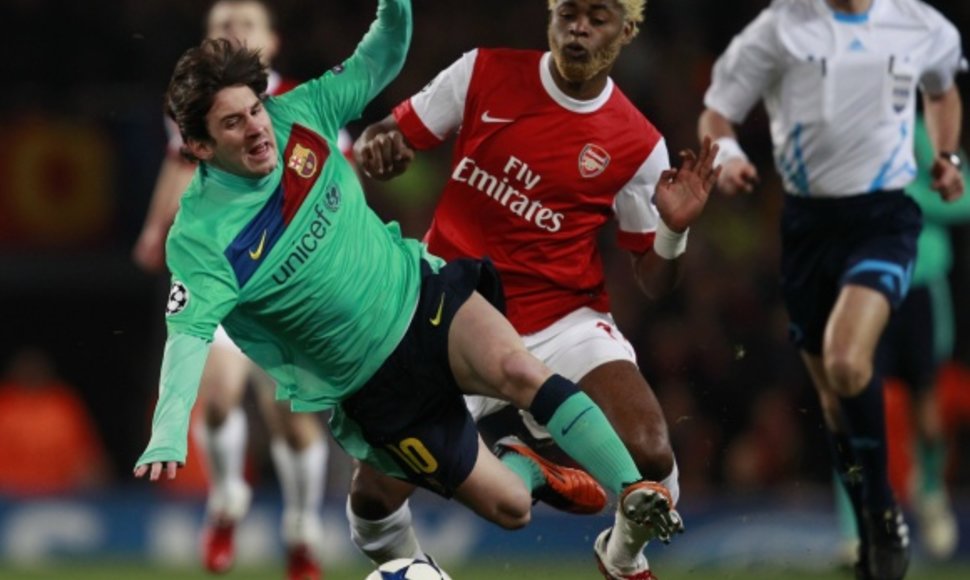 Pirmosiose poros rungtynėse minimalų pranašumą įgijo „Arsenal“, namuose 2-1 įveikęs „Barcelonos“ klubą.