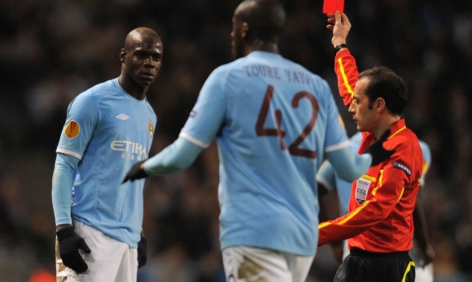 „Manchester City“ klubas didžiąją mačo dalį žaidė be pašalinto Mario Balotelli (kairėje).