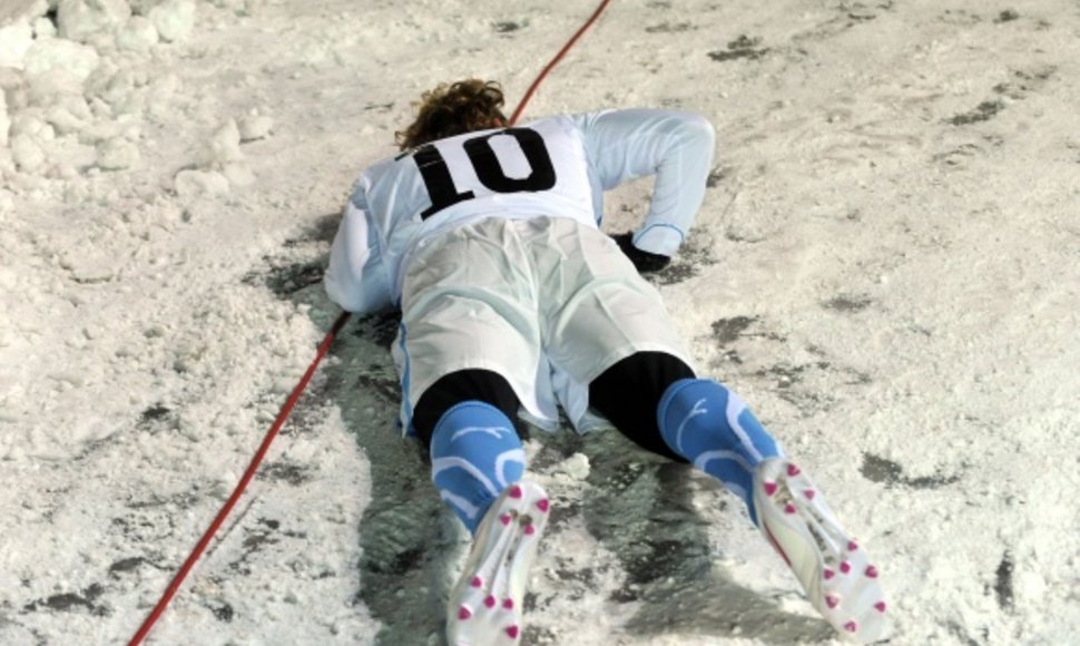 Geriausias 2010 metų pasaulio čempionato futbolininkas urugvajietis Diego Forlanas parkritęs ant sniegu padengto stadiono Taline.