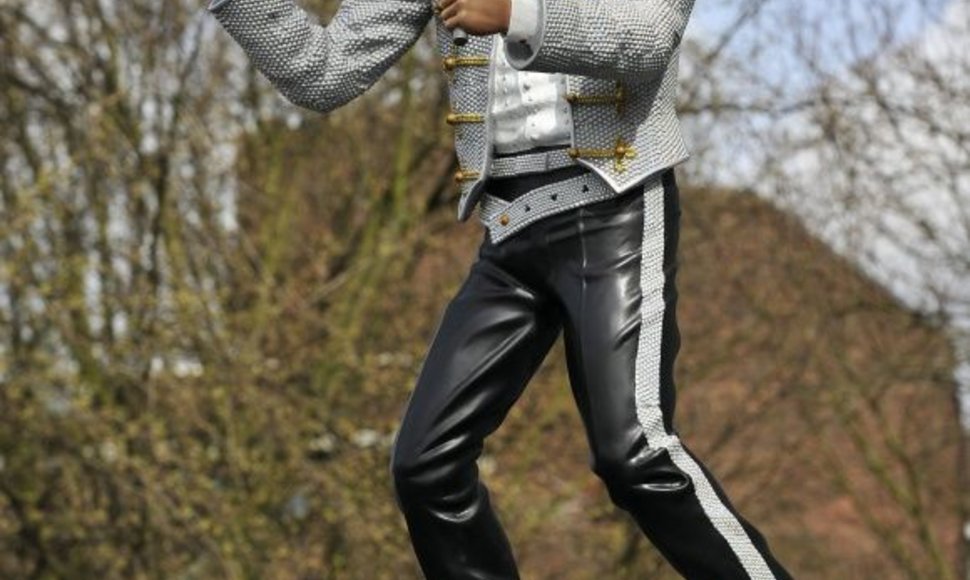 Michaelo Jacksono skulptūra prie „Craven Cottage“ futbolo stadiono Londone.
