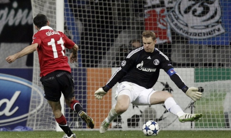 Nuo didesnio pralaimėjo „Schalke“ ekipą išgelbėjo tik stebuklus išdarinėjęs vartininkas Manuelis Neueris (dešinėje).