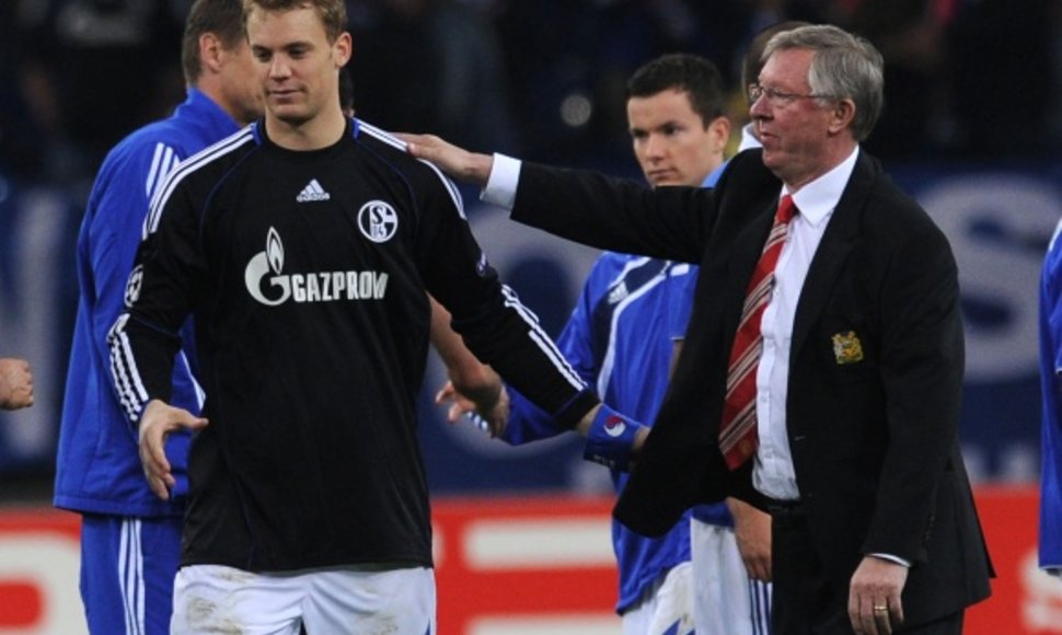 Alexas Fergusonas (dešinėje) negailėjo pagyrų Manueliui Neueriui.