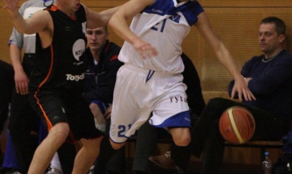 Vilniaus mėgėjų krepšinio pirmenybėse žaidžia ne vienas praeityje garsus krepšininkas – kairėje Rolandas Skaisgirys.