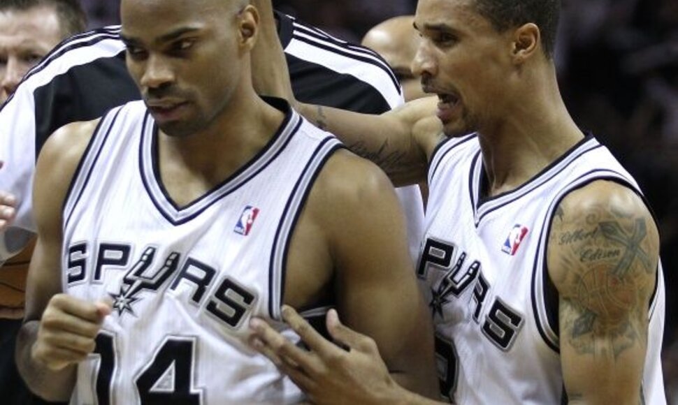&bdquo;Spurs&ldquo; krep&scaron;ininkai sveikina didvyriu tapusį Gary Nealą.