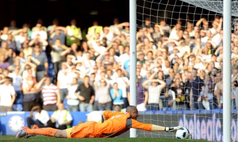 „Tottenham“ vartininkas Heurelho Gomesas siekia kamuolio.