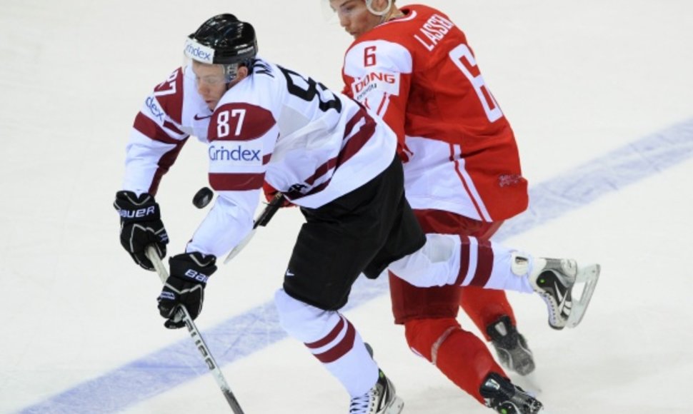 Latvijos ledo ritulininkai (balta apranga) baigė kovą dėl pasaulio čempionato medalių.