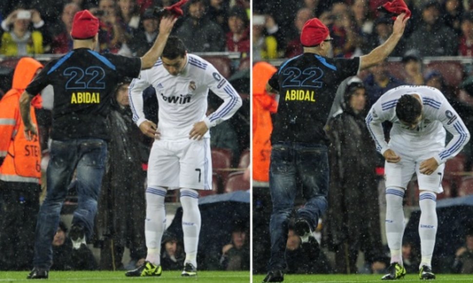 Mikliai pasilenkęs Cristiano Ronaldo išvengė J.Jumpo kėslų uždėti kepurę.