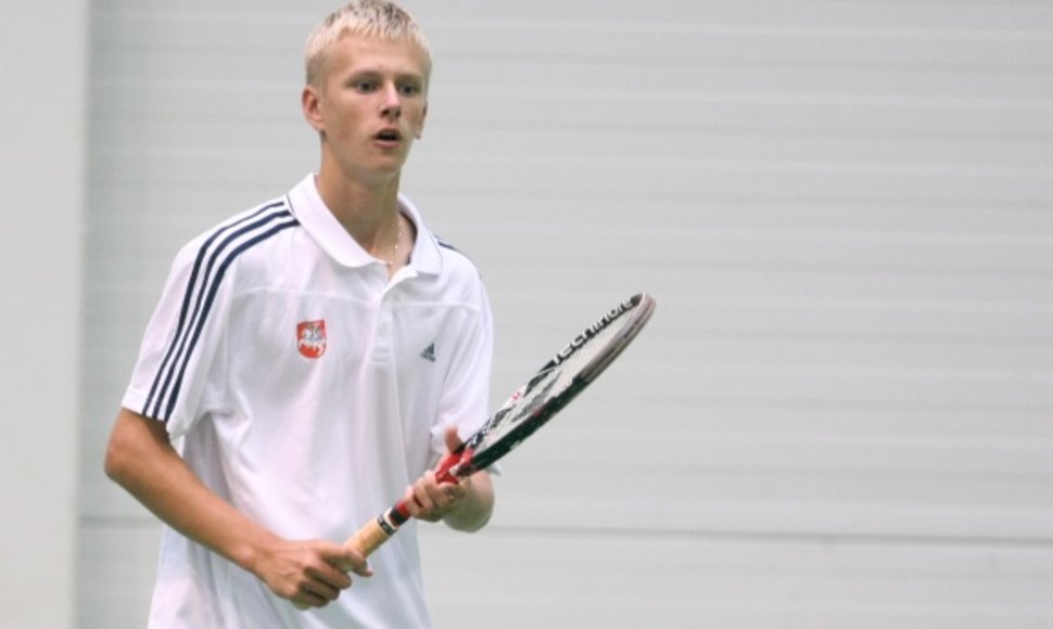 Lukui Mugevičiui Lietuvos teniso rinktinėje vadovaus jo tėvas Rimvydas Mugevičius.