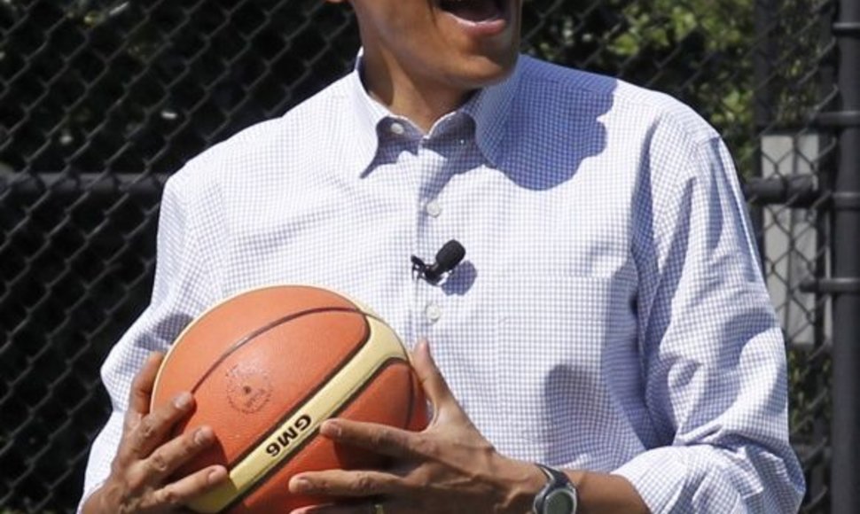 JAV prezidentas Barackas Obama mėgsta krepšinį.