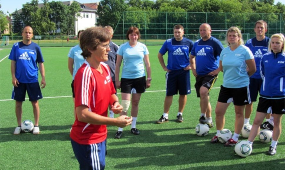 FIFA moterų futbolo trenerių instruktorė Monica Staab.