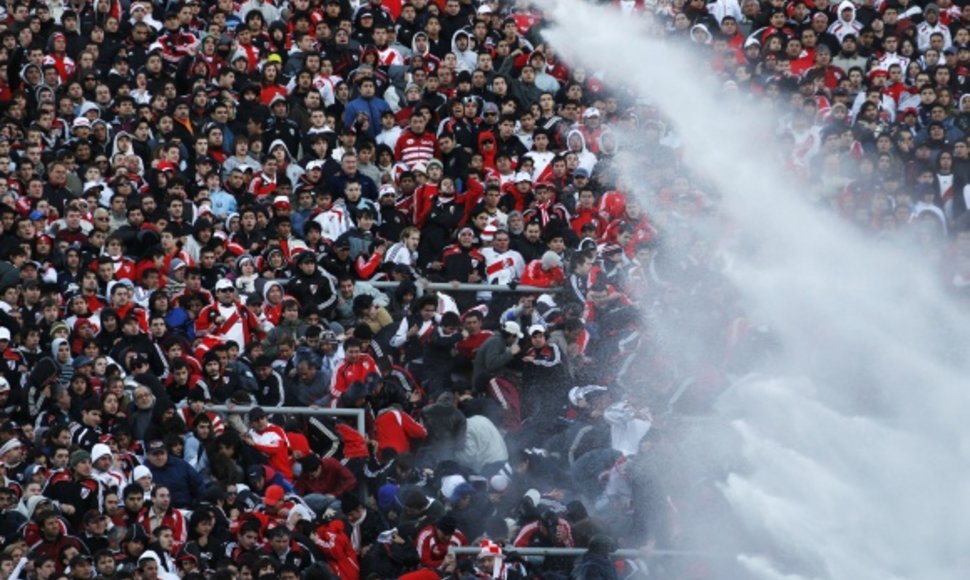 Įsiaudrinusius „River Plate“ sirgalius pareigūnai tramdė vandens patrankomis.