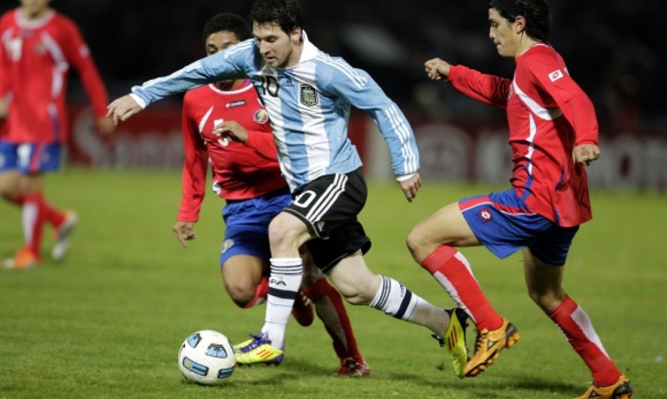 Lionelis Messi draskė Kosta Rikos gynybą.