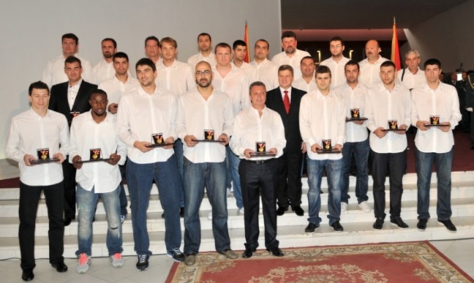 Makedonijos krepšinio rinktinė su „Medaliais už nuopelnus Makedonijai“.
