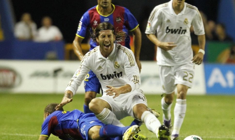 „Real“ (balta apranga) neįveikė „Levante“ gynybos.