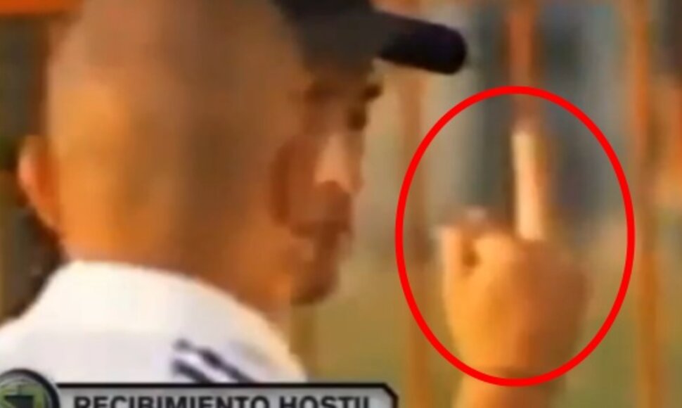 Cristiano Ronaldo teisinosi nepadorų gestą rodęs ne jį nušvilpinėjusiems varžovų sirgaliams.
