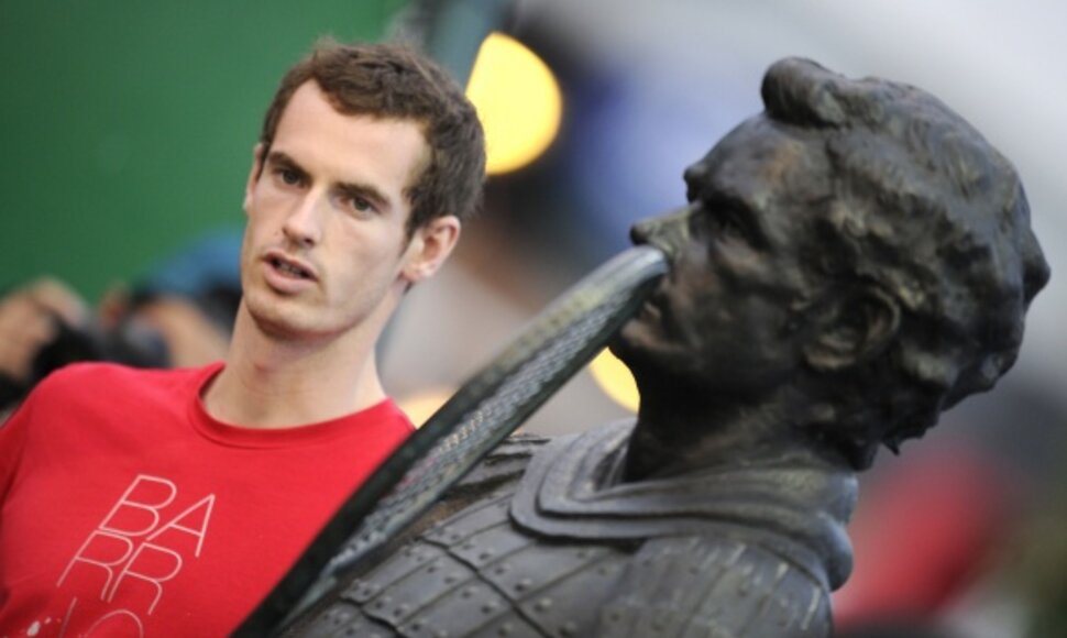Andy Murray Šanchajuje dar neteko žengti į kortus.