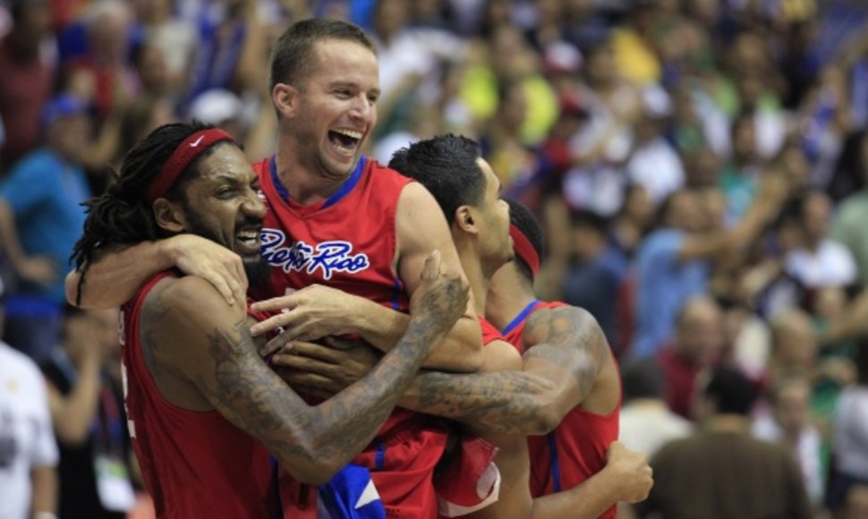 Puerto Riko krepšininkai sveikina finalo didvyrį J.J.Barea (centre).