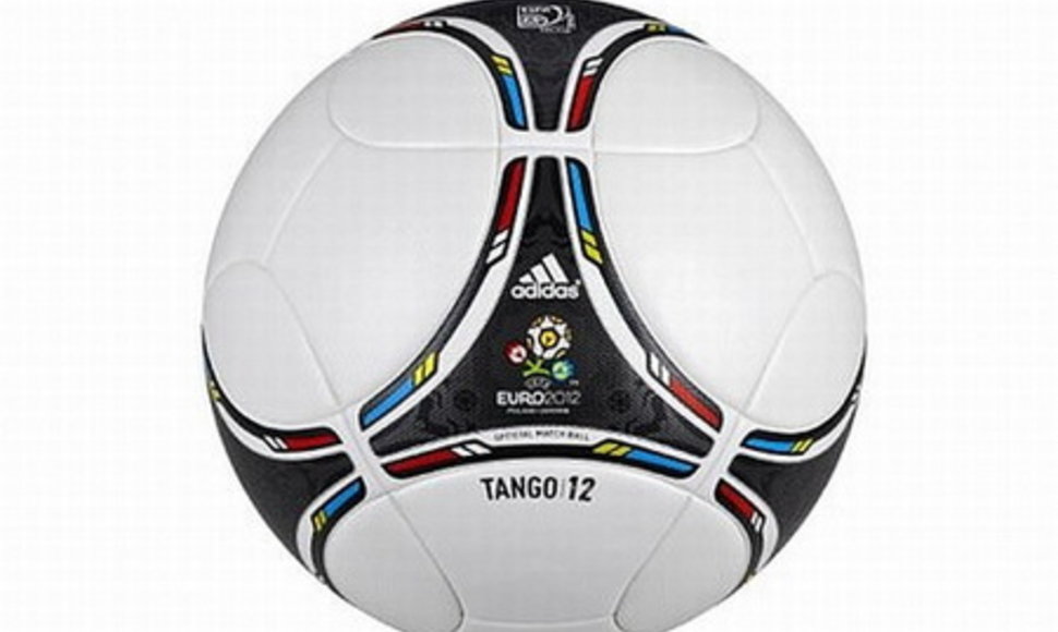 Naujasis „Tango 12“ kamuolys.