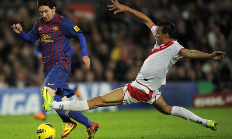 Varžovai mėgina sustabdyti Lionelį Messi