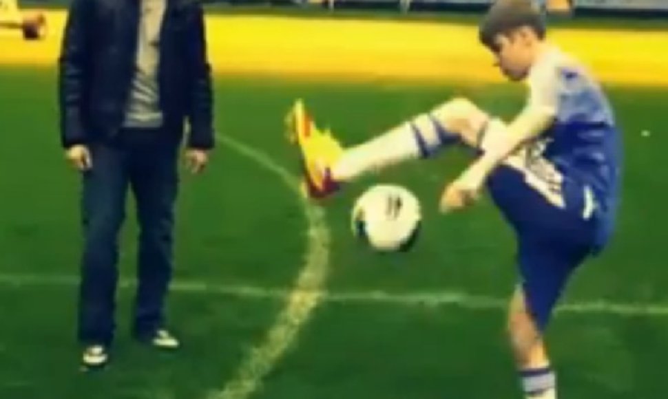 Justino Bieberio triukai su futbolo kamuoliu.