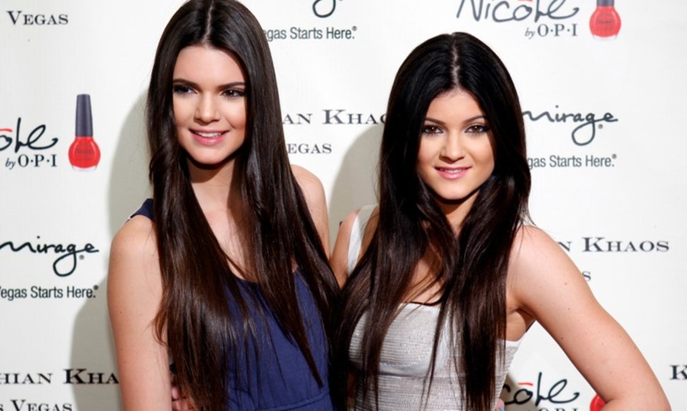 Kendall (kairėje) ir Kylie Jenner